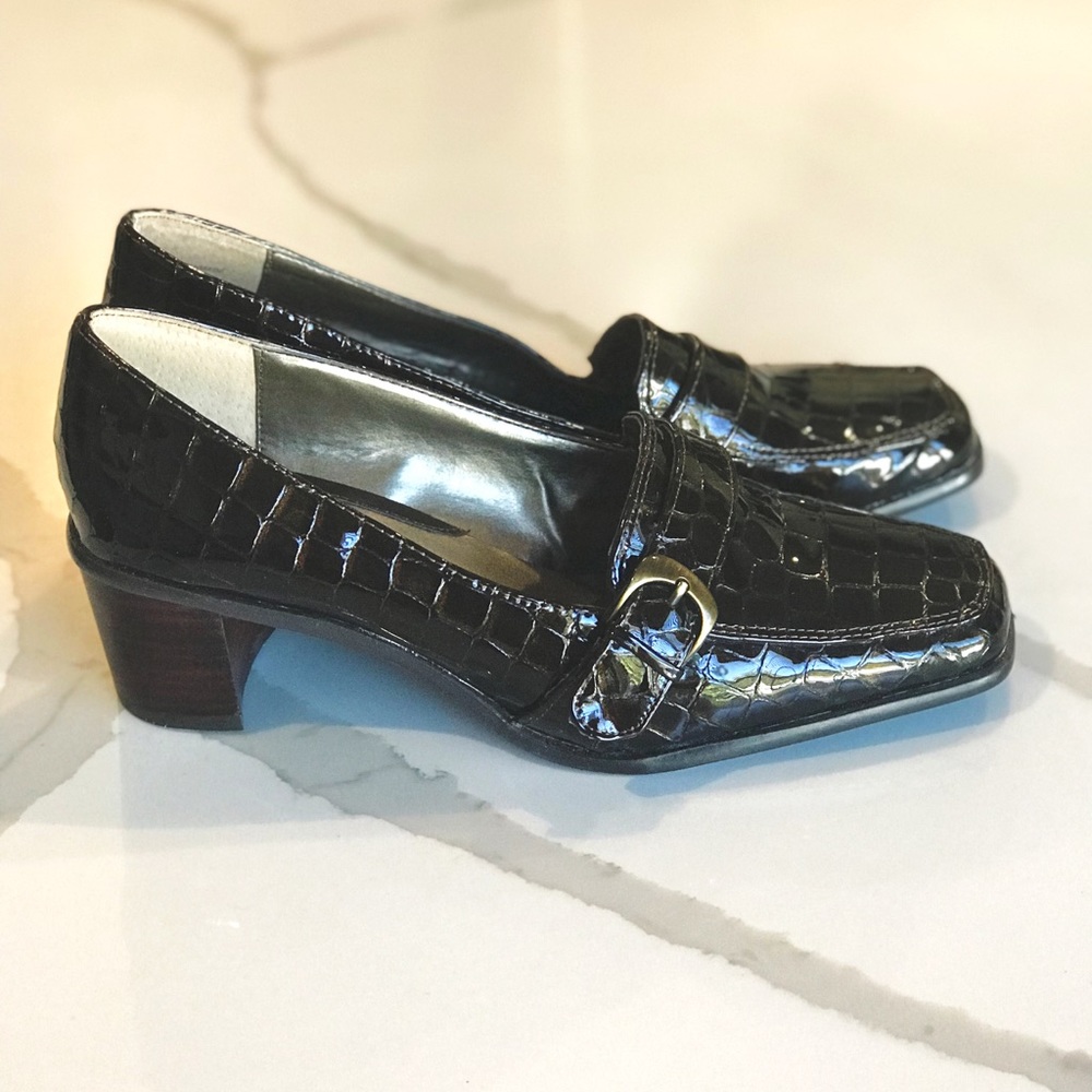 Like NEW! Leather Loafer. Classyyy